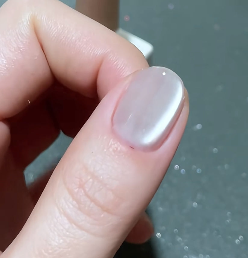 #270 Water Milky Nude magnetic cat eye gel polish featuring a soft translucent nude tone with milky undertones that creates a subtle 3D nail effect with gentle shimmer and reflective nail design, perfect for natural and elegant professional gel manicures with smooth salon-quality shine and multidimensional depth.